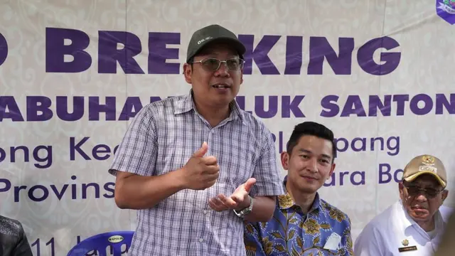 Kepala Badan Pangan Nasional Arief Prasetyo Adi melakukan peletakan batu pertama Pembangungan Pelabuhan Teluk Santong, Sumbawa, Nusa Tenggara Barat (NTB). (Dok Bapanas)
