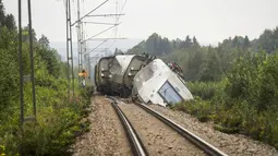 Tiga orang dibawa ke rumah sakit di Swedia ketika dua gerbong penumpang kereta api keluar dari rel di Hudiksvall, sebelah utara Stockholm, kata polisi. (Mats Andersson/TT News Agency via AP)