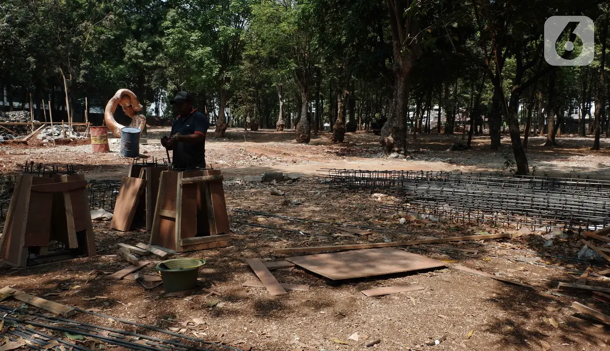 Pekerja menyelesaikan revitalisasi Taman Puring, Jakarta, Selasa (8/10/2019). Pemprov DKI mulai melakukan revitalisasi dua taman yang sudah rusak pada tahun ini salah satunya adalah Taman Puring. (Liputan6.com/Faizal Fanani)