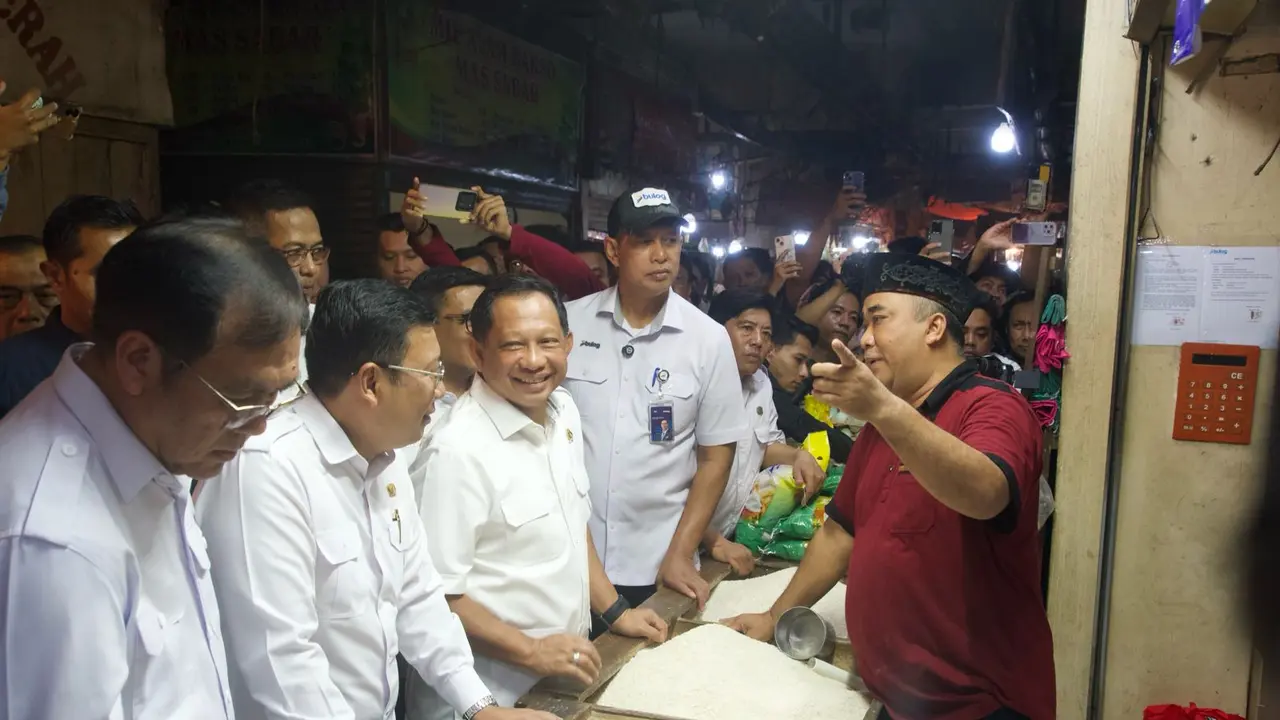 Mendagri Tito Karnavian mengunjungi Pasar Induk Rau, Serang, Banten pada Rabu (20/8/2025).