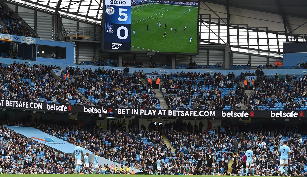 Sebuah layar menunjukkan skor akhir 5-0 saat pertandingan sepak bola Liga Primer Inggris antara Manchester City dan Crystal Palace di Stadion Etihad di Manchester, Inggris, (23/9). (AFP Photo/Paul Ellis)