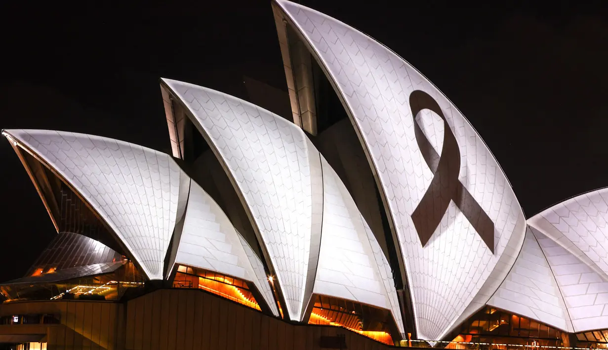 Pita hitam yang melambangkan kenangan dan duka cita diproyeksikan ke Sydney Opera House pada tanggal 9 Februari 2023 sebagai bentuk solidaritas terhadap Turki dan Suriah setelah gempa bumi dahsyat meluluhlantakkan kedua negara tersebut. (DAVID GRAY/AFP)