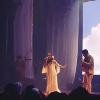 Potret Nadin Amizah Bahagia Jadi Pembuka Konser Aurora. (instagram/cakecaine)