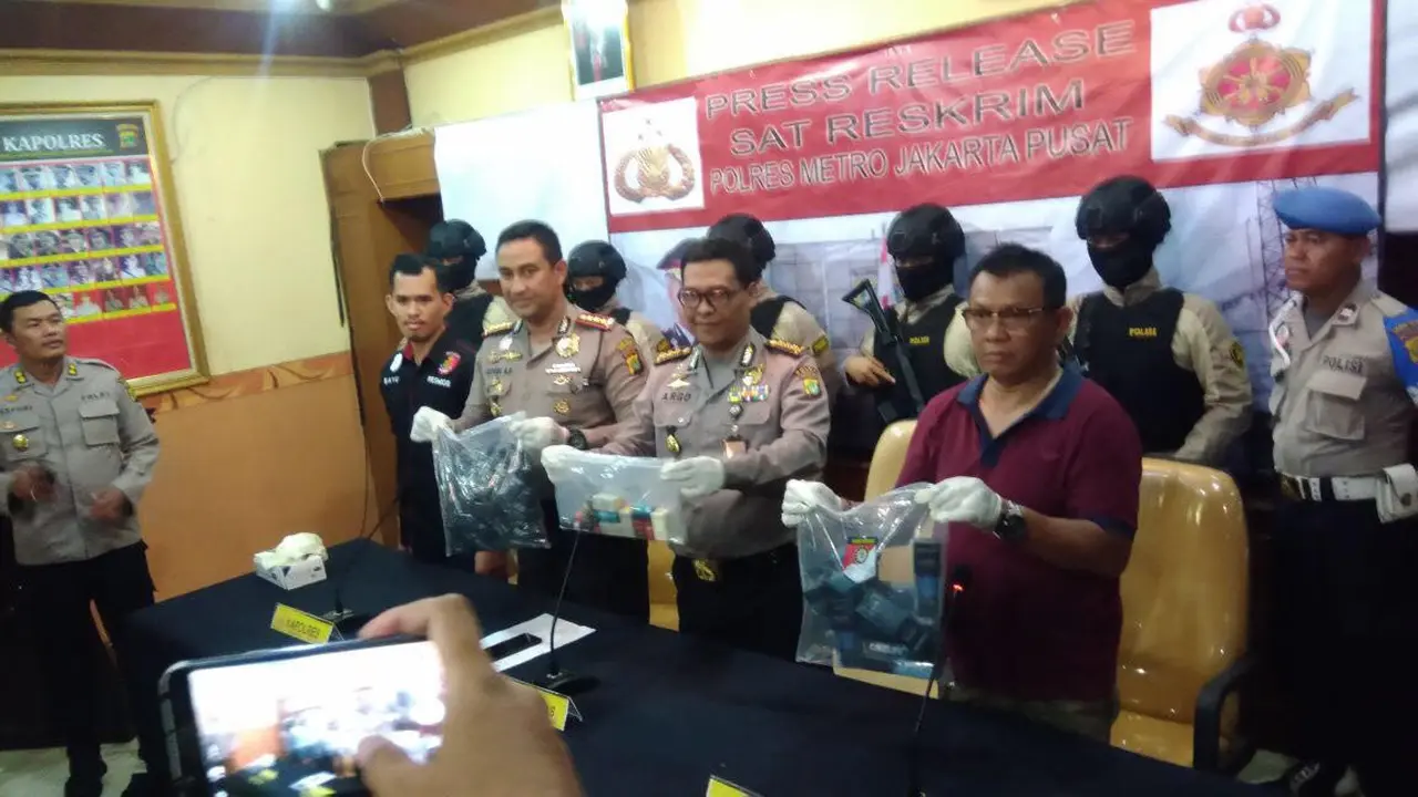 Polisi membongkar pesta seks gay