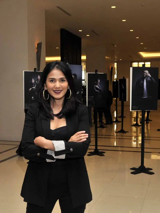 "Waktu itu lagi jalan mau syuting, belum ada mobil, aku lagi nunggu bus. Tiba-tiba ada orang lewat, cowok, di depanku nabok aku nampar aku dengan kerasnya," kata Nova Eliza di kawasan Senayan, Rabu (23/11). (Nurwahyunan/Bintang.com)