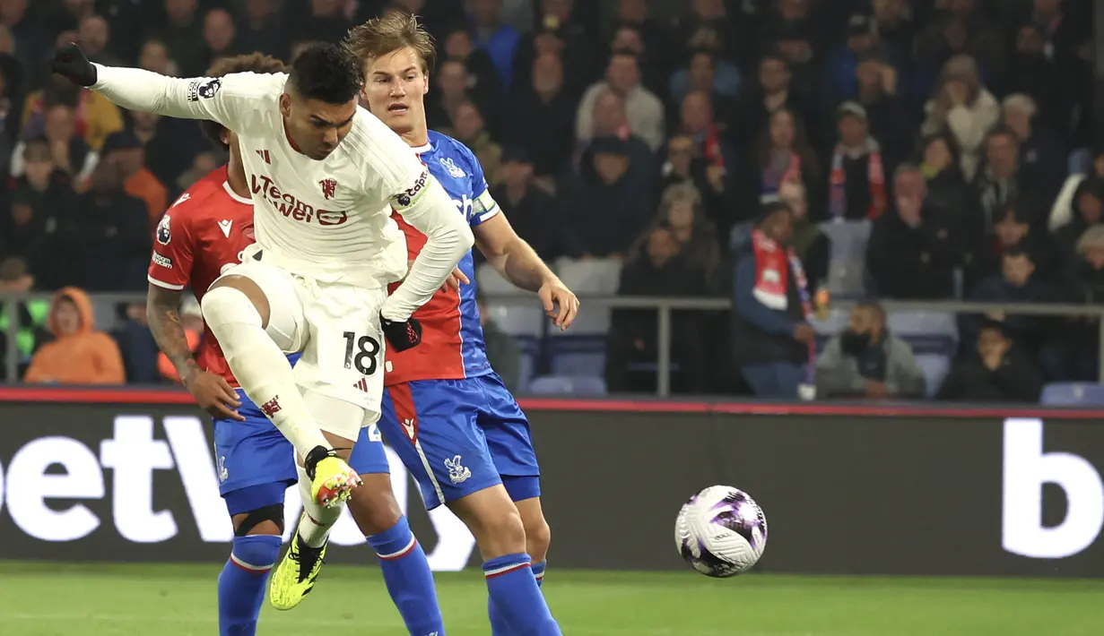 Pemain Manchester United, Casemiro, melepaskan tendangan saat melawan Crystal Palace dalam laga pekan ke-36 Premier League 2023/2024 yang digelar di Selhurst Park, Selasa (7/5/2024). (AP Photo/Ian Walton)