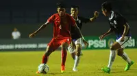 Duel Myanmar vs Kamboja di penyisihan Grup B Piala AFF U-19 2018 di Stadion Joko Samudro, Gresik, Jumat (6/7/2018). (Bola.com/Zaidan Nazarul)