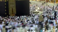 Ratusan umat muslim melakukan Tawaf di Masjidil Haram, Mekkah, Arab Saudi. Jamaah dari seluruh penjuru dunia mulai berdatangan untuk menunaikan ibadah Haji 1432 H.(Antara)