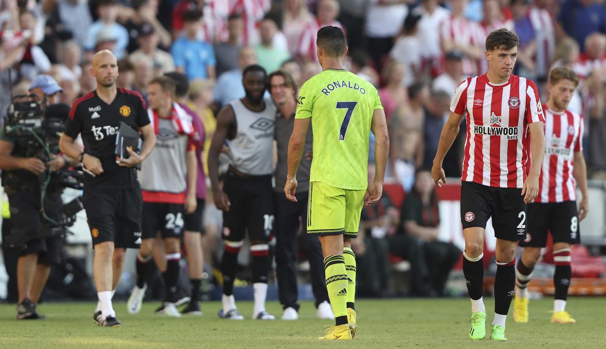 Brentford vs Manchester United 4-0. Kekalahan 4 gol tanpa balas yang terbaru terjadi pada pekan ke-2 Liga Inggris musim 2022/2023 (13/8/2022). Manchester United yang bertandang ke markas Brentford harus mengakui keunggulan tuan rumah usai kebobolan 4 gol di babak pertama, di mana dua di antaranya merupakan blunder fatal dari David De Gea. Cristiano Ronaldo yang bermain penuh tak dapat berbuat apa-apa tanpa adanya dukungan yang memadai dari lini tengah. (AP/Ian Walton)