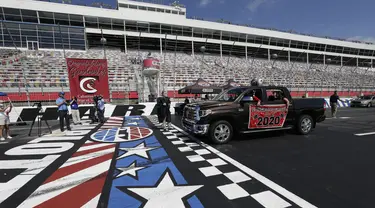 Mahasiswa Cabarrus Early College of Technology mengendarai mobil saat menjalani wisuda di Charlotte Motor Speedway, Concord, North Carolina, Amerika Serikat, Jumat (12/6/2020). Ribuan mahasiswa Cabarrus Early College of Technology menjalani wisuda di arena NASCAR. (AP Photo/Gerry Broome)