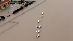 Sejumlah pesawat terbang di bandara dekat Reservoir Addicks terendam banjir yang dipicu Badai Harvey di wilayah Houston, Texas, Selasa (29/8). Badai Harvey mengakibatkan jalanan Kota Houston berubah seperti sungai. (AP Photo/David J. Phillip)