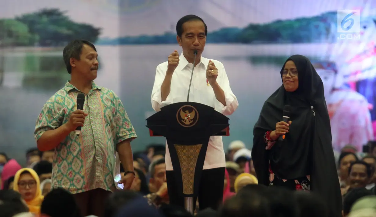 Presiden Joko Widodo atau Jokowi berbincang dengan warga saat membagian sertifikat tanah di Pasar Minggu, Jakarta, Jumat (22/2). Tahun ini ditargetkan 9 juta sertifikat tanah yang dibagikan pemerintah. (Liputan6.com/Angga Yuniar)