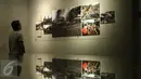Pengunjung memperhatikan karya foto pada Roadshow pameran foto APFI di Galeri Foto Jurnalistik Antara, Jakarta, Minggu (9/10). APFI adalah bentuk penghargaan bagi foto-foto jurnalistik terbaik Indonesia yang digelar tahunan. (Liputan6.com/Gempur M. Surya)