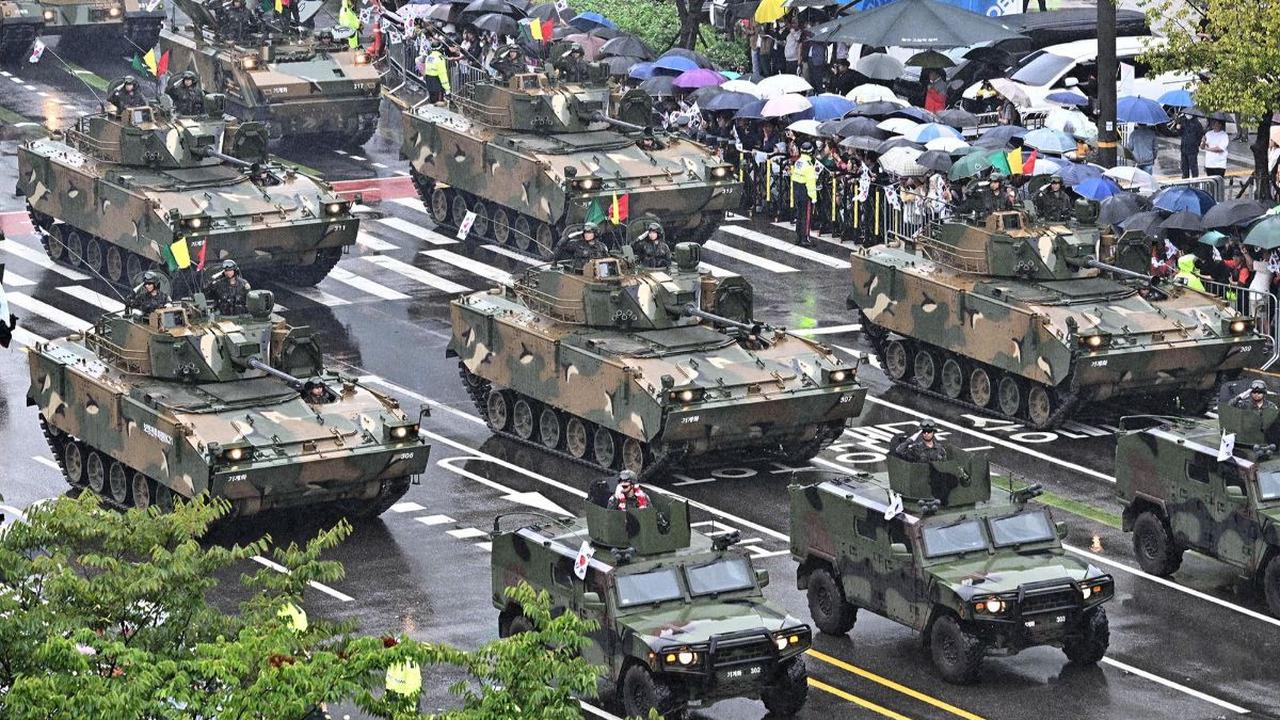 Cho Kyu-bok, seorang warga Goyang berusia 75 tahun, barat laut Seoul, mengatakan dia datang ke Gwanghwamun beberapa jam sebelum acara untuk melihat senjata baru tersebut di barisan depan.<br>
