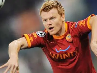 Gaya bek AS Roma asal Norwegian John Arne Riise saat melempar bola di laga Liga Champions melawan Shakhtar Donetsk di Olimpico, Roma, 16 Februari 2010. Roma kalah 2-3. AFP PHOTO / ANDREAS SOLARO