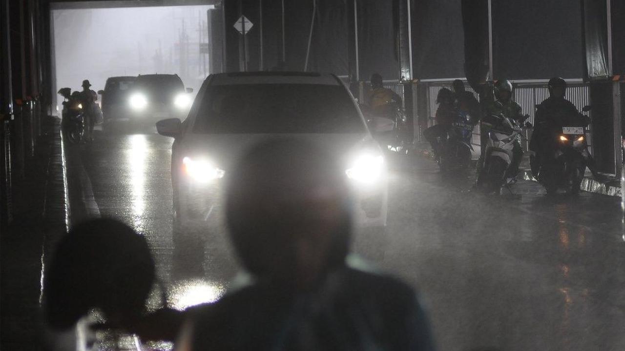 Dikutip dari Antara, untuk wilayah DKI Jakarta, BMKG memprakirakan hujan ringan berpotensi mengguyur wilayah&nbsp;Jakarta Barat, Jakarta Selatan, dan Jakarta Timur pada Rabu siang.  <br>
