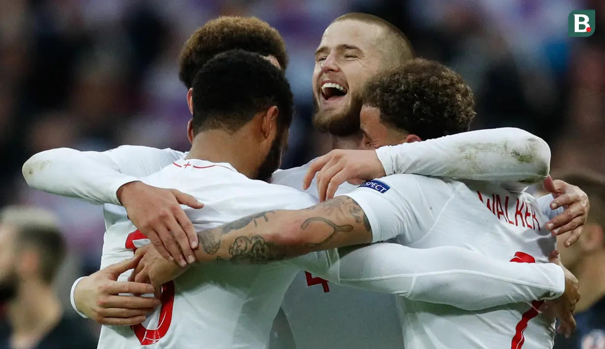 Bek Inggris, Eric Dier, bersama rekan-rekannya merayakan kemenangan atas Kroasia pada laga UEFA Nations League di Stadion Wembley, London, Minggu (18/11). Inggris menang 2-1 atas Kroasia. (AFP/Adrian Dennis)