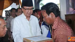 Citizen6, Cilacap: MKP Sharif C Sutardjo serahkan paket sembako untuk nelayan di Kabupaten Cilacap. (Pengirim: Efrimal Bahri).
