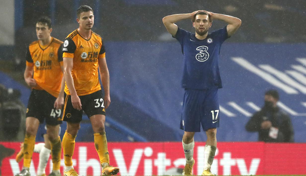 Gelandang Chelsea, Mateo Kovacic (kanan) tampak kecewa di samping dua pemain Wolverhampton Wanderers dalam laga lanjutan Liga Inggris 2020/21 pekan ke-20 di Stamford Bridge, Rabu (27/1/2021). Chelsea bermain imbang 0-0 dengan Wolverhampton. (AP/Frank Augstein)