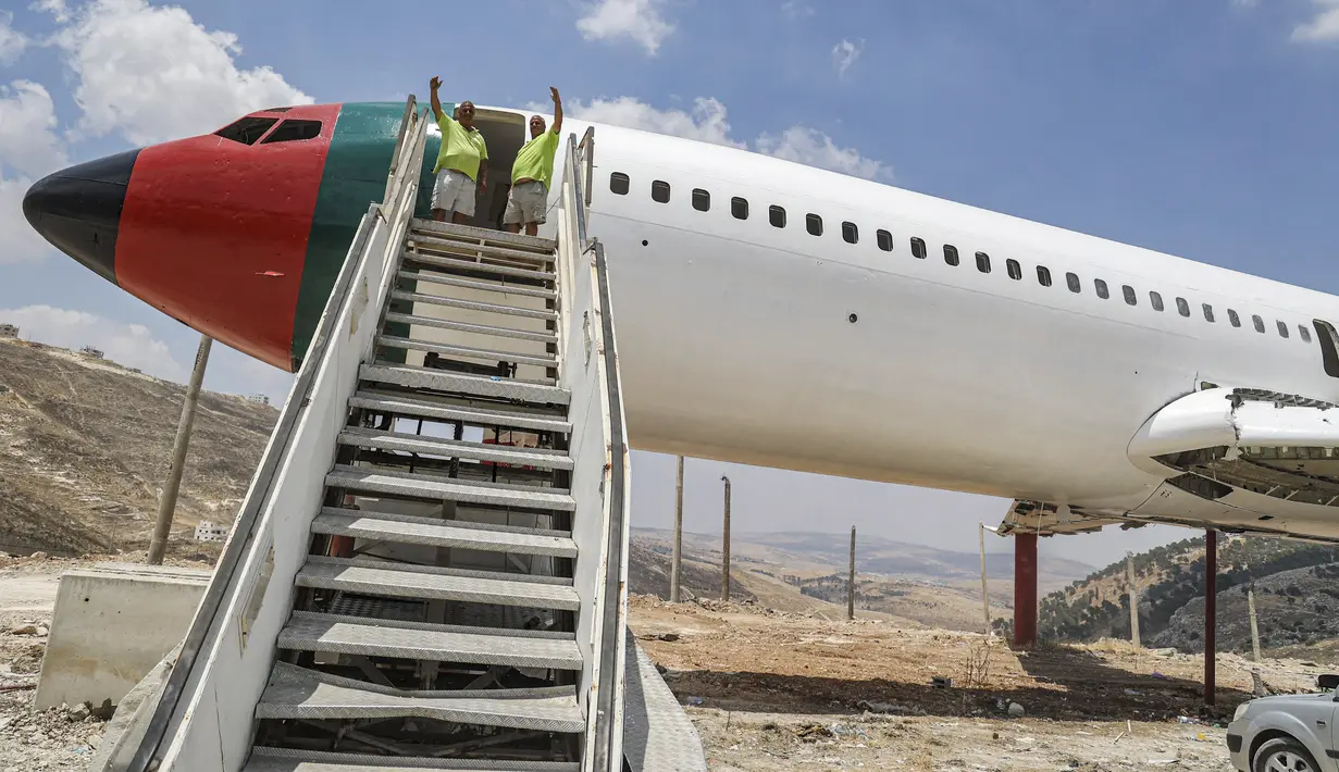 Saudara kembar Palestina Atallah dan Khamis al-Sairafi (60) mengubah pesawat Boeing 707 yang dinonaktifkan menjadi restoran di kota Nablus, Tepi Barat yang diduduki pada 5 Juli 2021. Mereka membelinya pada tahun 1999 seharga 100.000 dolar AS, dengan keadaan pesawat tanpa mesin. (JAAFAR ASHTIYEH/AFP