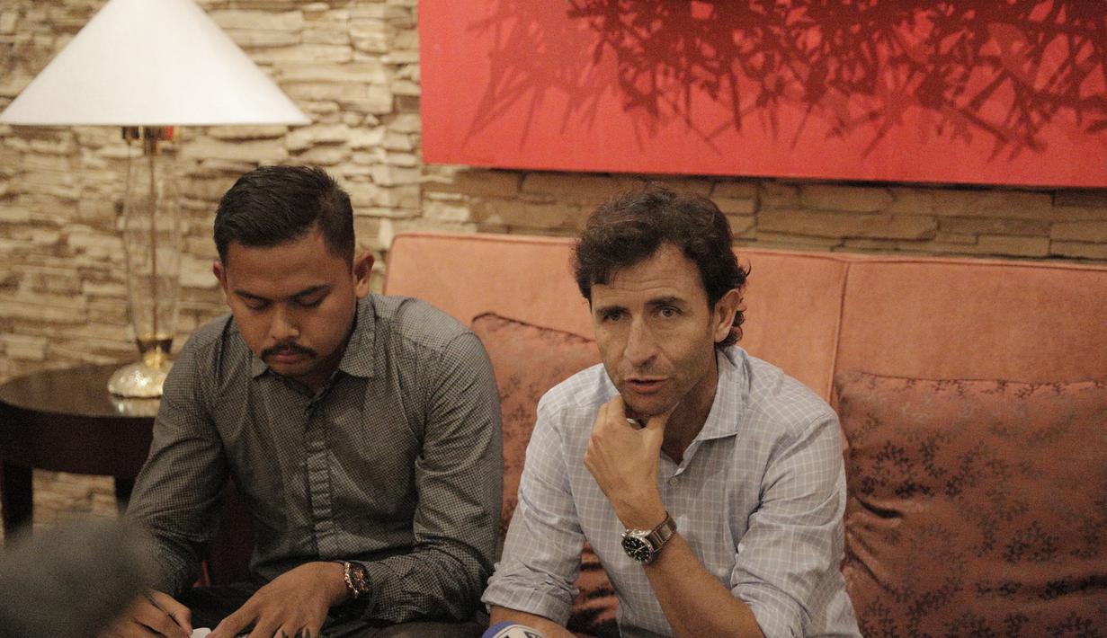 Mantan pelatih Timnas Indonesia, Luis Milla, usai bertemu dengan PSSI di New World Manila Bay Hotel, Jumat malam (29/11). Pelatih asal Spanyol itu memberikan presentasi tentang rencananya untuk Timnas Indonesia. (Bola.com/Zulfirdaus Harahap)