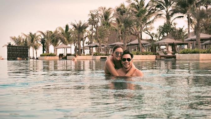 Darius Sinathrya bersama Donna Agnesia di Bali (Sumber: Instagram/darius_sinathrya)