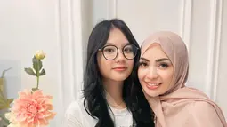 Menilik dari berbagai fotonya, gadis kelahiran Agustus 2011 ini identik dengan rambut panjangnya sedari dulu. Aqila Ramadhani yang kini duduk di bangku SMP belum menunjukkan ketertarikannya terjun ke industri hiburan Tanah Air untuk ikuti jejak sang ibundanya. Aqila juga diketahui tidak memiliki Instagram dan potretnya hanya diunggah oleh Imel PC. (Liputan6.com/IG/@imelpc)