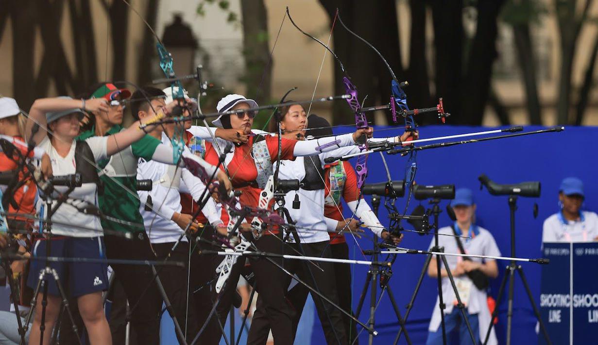 <p>Atlet panahan putri Indonesia, Diananda Choirunnisa (tengah) saat berlomba dalam rangkaian kualifikasi cabor panahan Olimpiade Paris 2024 di Invalides Arena, Paris, Kamis (25/7/2024). Di nomor individual, Diananda Choirunnisa meraih peringkat terbaik di posisi ke-6 dengan memgumpulkan total 670 poin. (Dok. NOC Indonesia)</p>