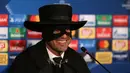 Pelatih Shakhtar Donetsk, Paulo Fonseca tampil dengan dandanan nyentrik dalam jumpa pers setelah Liga Champions melawan Manchester City di Metalist Stadium, Kamis (7/12). Fonseca mengenakan topeng, topi, dan jubah hitam ala Zorro. (STANISLAS VEDMID/AFP)