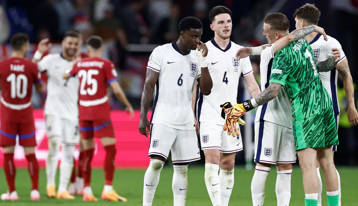 Reaksi para pemain Inggris usai pertandingan sepak bola Euro 2024 Grup C melawan Serbia di Arena AufSchalke di Gelsenkirchen pada 16 Juni 2024. (KENZO TRIBOUILLARD/AFP)