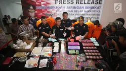 Direktorat Tindak Pidana Narkoba Bareskrim Polri mengungkap kasus tembakau gorila dan liquid vape yang mengandung narkoba, Rabu (1/11). Dari tersangka, disita barang bukti berupa liquid vape, ponsel, laptop dan tembakau. (Liputan6.com/Immanuel Antonius)