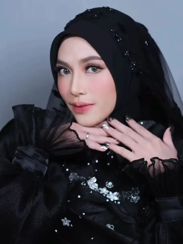 Makeup Feby Putri  saat resepsi pernikahan. [@ikawatifitria]