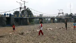 Anak-anak bermain di area Bendungan Katulampa, Kota Bogor, Jawa Barat, Senin (3/8/2020). Debit air sungai Ciliwung di Bendung Katulampa yang mengalami penyusutan sejak satu bulan terakhir dimanfaatkan anak-anak untuk bermain air dan layangan. (Liputan6.com/Helmi Fithriansyah)