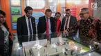 Ketua KPU Republik Indonesia Arief Budiman (kanan) memberikan penjelasan kepada Presiden Komisaris KPU Timor Leste Alcino De Aralijo Baris (ketiga kanan) bersama jajarannya di gedung KPU, Jakarta, Rabu (22/11). (Liputan6.com/Faizal Fanani)