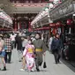 Pengunjung yang mengenakan masker wajah untuk melindungi dari penyebaran virus corona berjalan-jalan di distrik Asakusa di Tokyo, Jepang, Rabu (14/10/2020). Tokyo mengonfirmasi lebih dari 170 kasus virus corona baru pada hari Rabu. (AP Photo/Koji Sasahara)