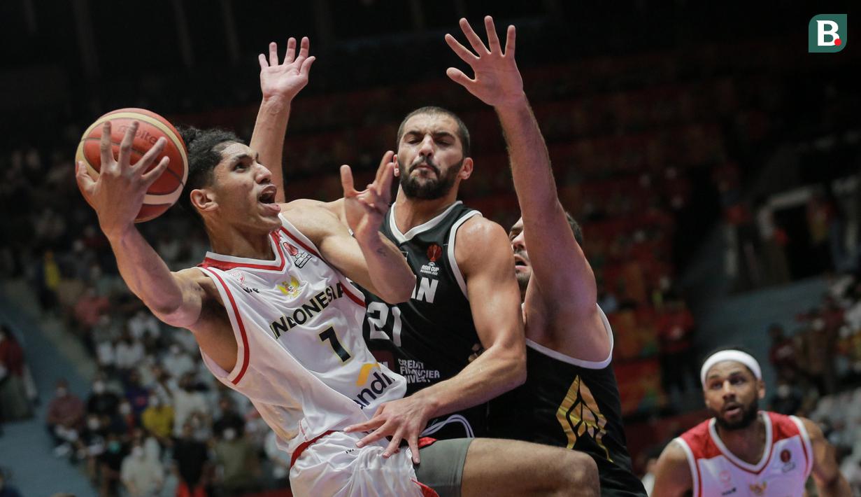 <p>Pemain Timnas Basket Indonesia, Derrick Michael Xzavierro (kiri) berusaha mencetak poin saat matchday kedua Grup A FIBA Asia Cup 2022 antara Timnas Basket Indonesia melawan Timnas Basket Yordania di Istora Senayan, Jakarta, Kamis (14/07/2022). (Bola.com/Bagaskara Lazuardi)</p>