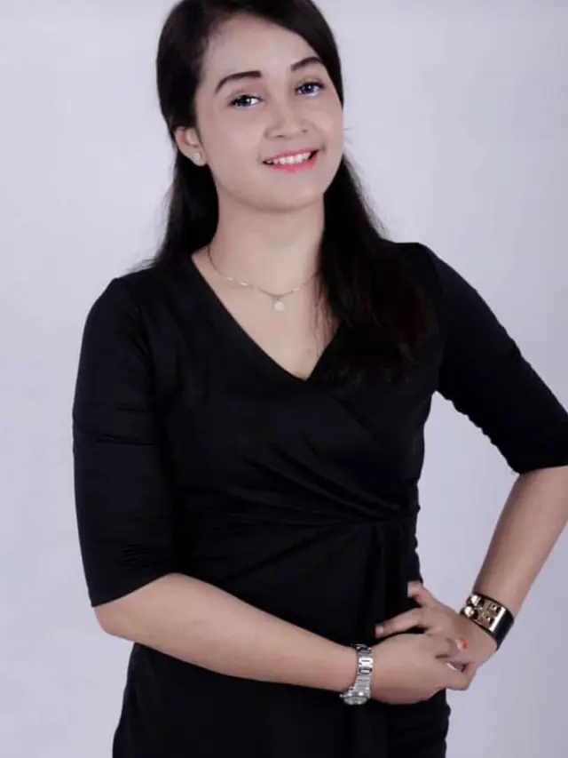 6 Potret Destia Astinatri, Mantan Istri Kedua Daus Mini yang Bikin Pangling