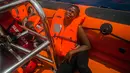Seorang imigran Afrika sub-Sahara menangis usai diselamatkan dari atas perahu karet di tengah Laut Mediterania, lepas pantai Libya, Selasa (25/7). Di perahu karet itu, petugas penyelamat dari LSM Spanyol mememukan 13 mayat. (AP/Santi Palacios)