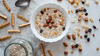 Siapa bilang orang diet tidak bisa makan bubur? Kamu bisa coba menu bubur buah berbahan dasar oat ini (Foto: Unsplash.com/Margarita Zueva)