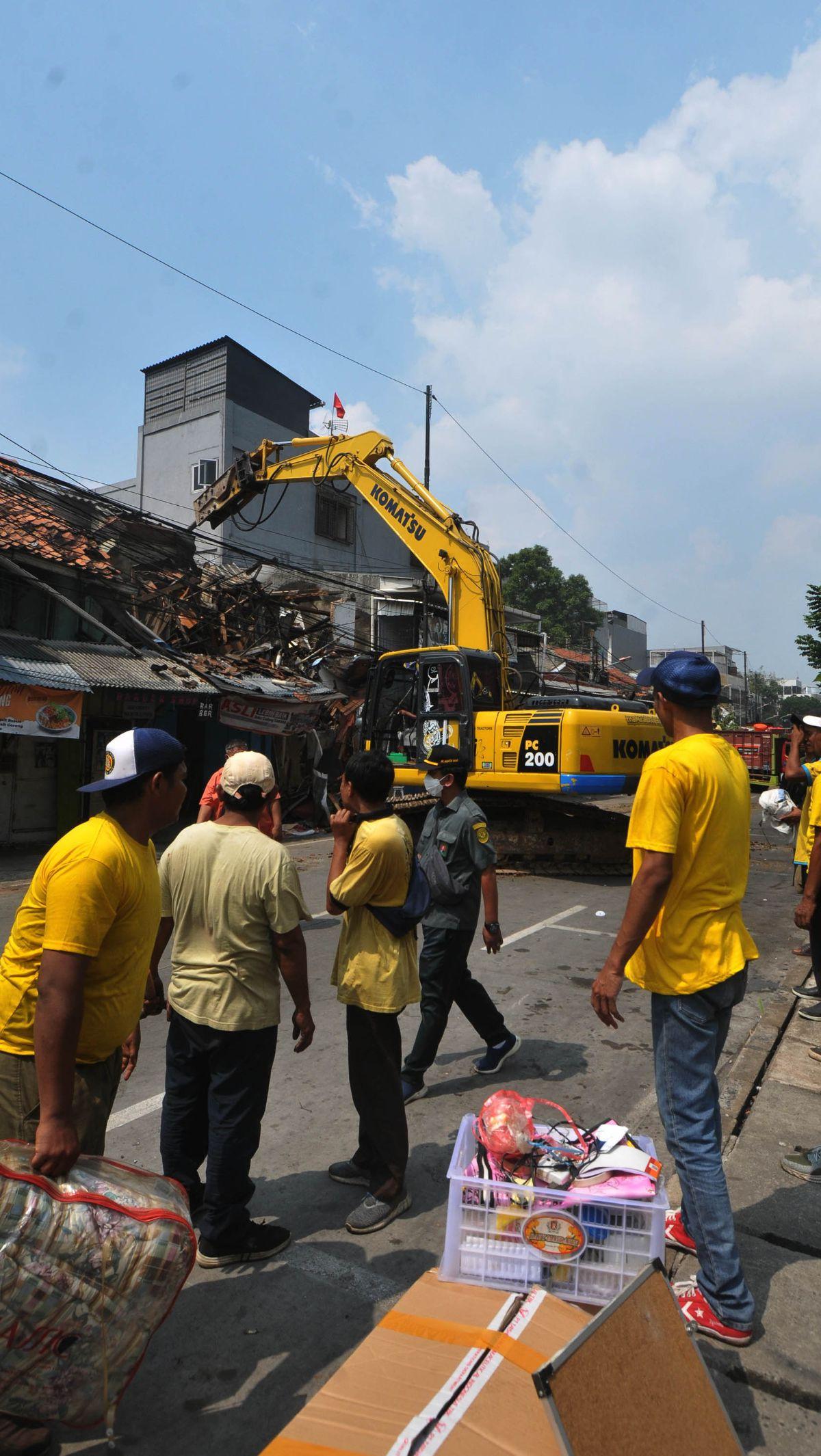 Tak hanya itu, ekskavator juga dikerahkan untuk merobohkan beberapa bangunan rumah.&nbsp;Foto: Merdeka.com/Imam Buhori