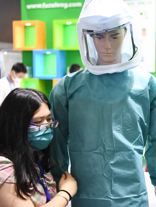 Seorang staf mempersiapkan alat pelindung diri (APD) untuk dipertunjukkan dalam Pameran Pasokan Pelindung Medis Internasional Guangzhou di Poly World Trade Center Expo, Guangzhou, Guangdong, China, Rabu (10/6/2020). Pameran tersebut diikuti sekitar 600 peserta. (Xinhua/Deng Hua)