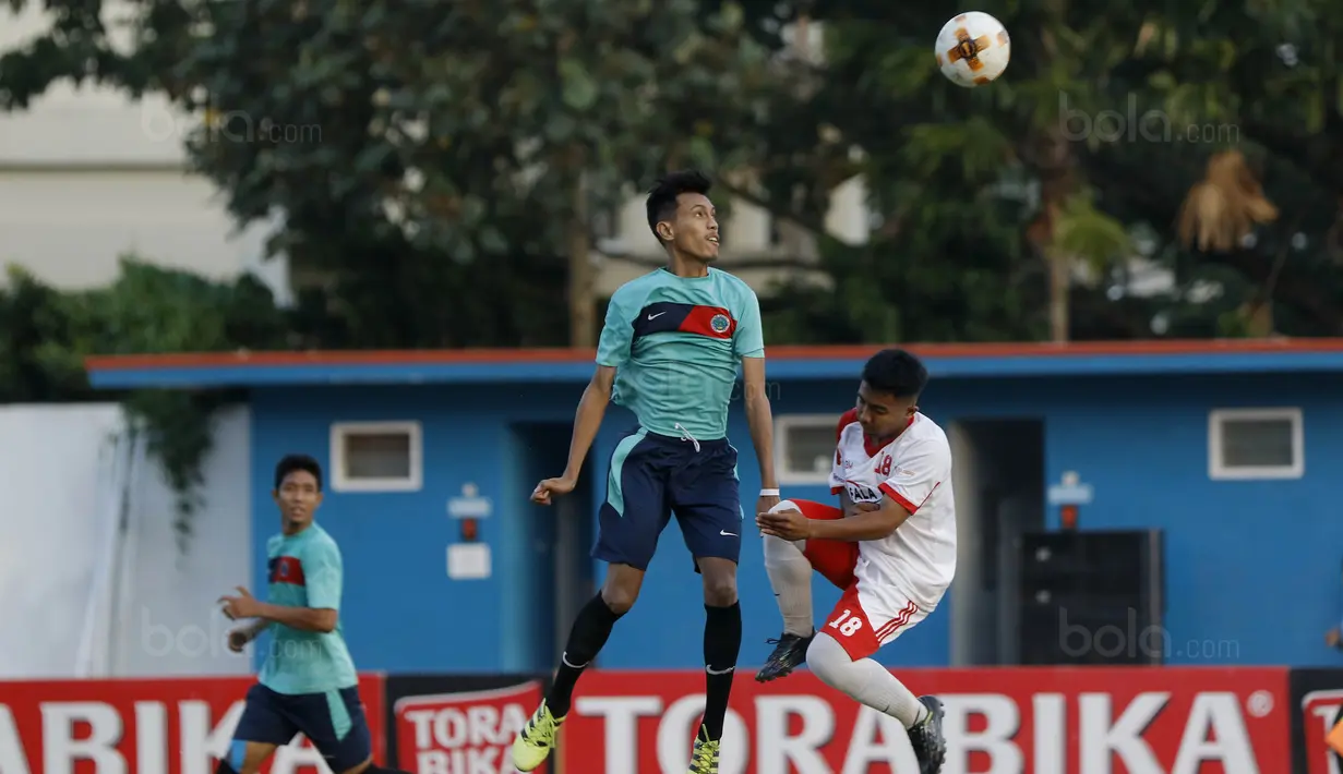 Pemain Universitas Negeri Malang (UM) duel udara dengan pemain STIE Mara pada laga Torabika Campus Cup 2017 di Stadion Universitas Negeri Malang, Selasa, (31/10/2017). UM Menang 5-0 atas STIE Mara. (Bola.com/M Iqbal Ichsan)