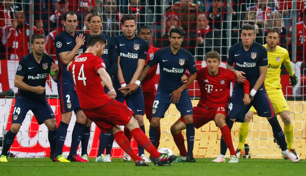 Gelandang Muenchen, Xabi Alonso saat melakukan tendangan bebas  pada pertandingan leg kedua semifinal Liga Champions di Allianz Arena (4/5). Meski kalah 2-1 dari Munchen, Atletico melaju ke final dengan aggregat gol tandang. (Reuters/Kai Pfaffenbach)