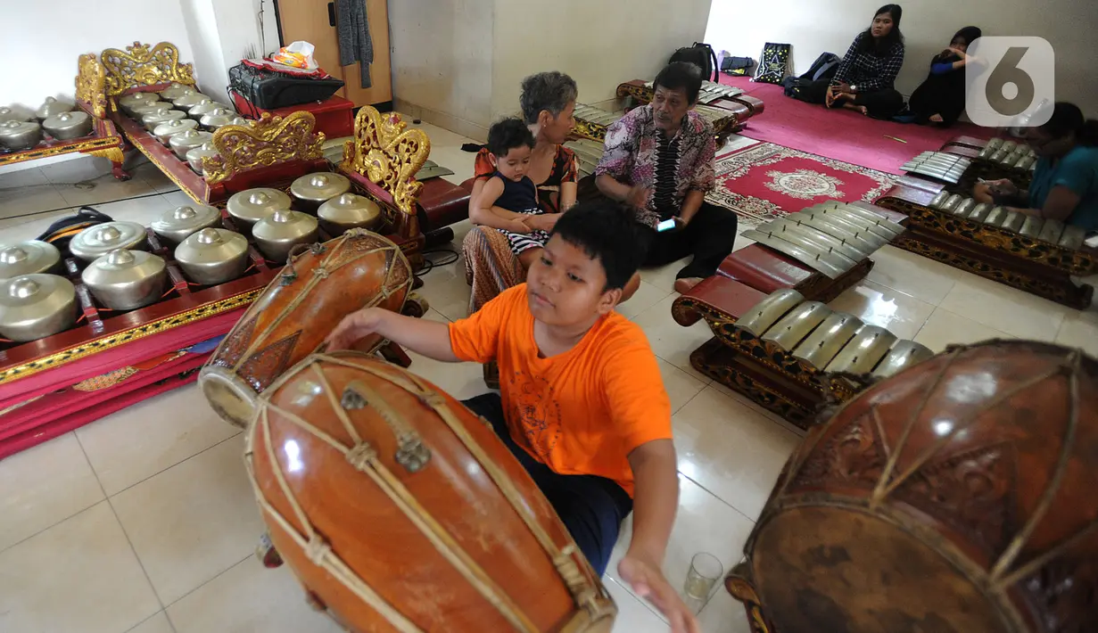 Anak-anak berlatih bermain alat musik tradisional di Sanggar Nirmalasari, Cinere, Depok, Jawa Barat, Minggu (9/2/2020). Sumber dana Sanggar Nirmalasari hanya diperoleh dari para siswa dan kantong pribadi pengasuh. (merdeka.com/Arie Basuki)