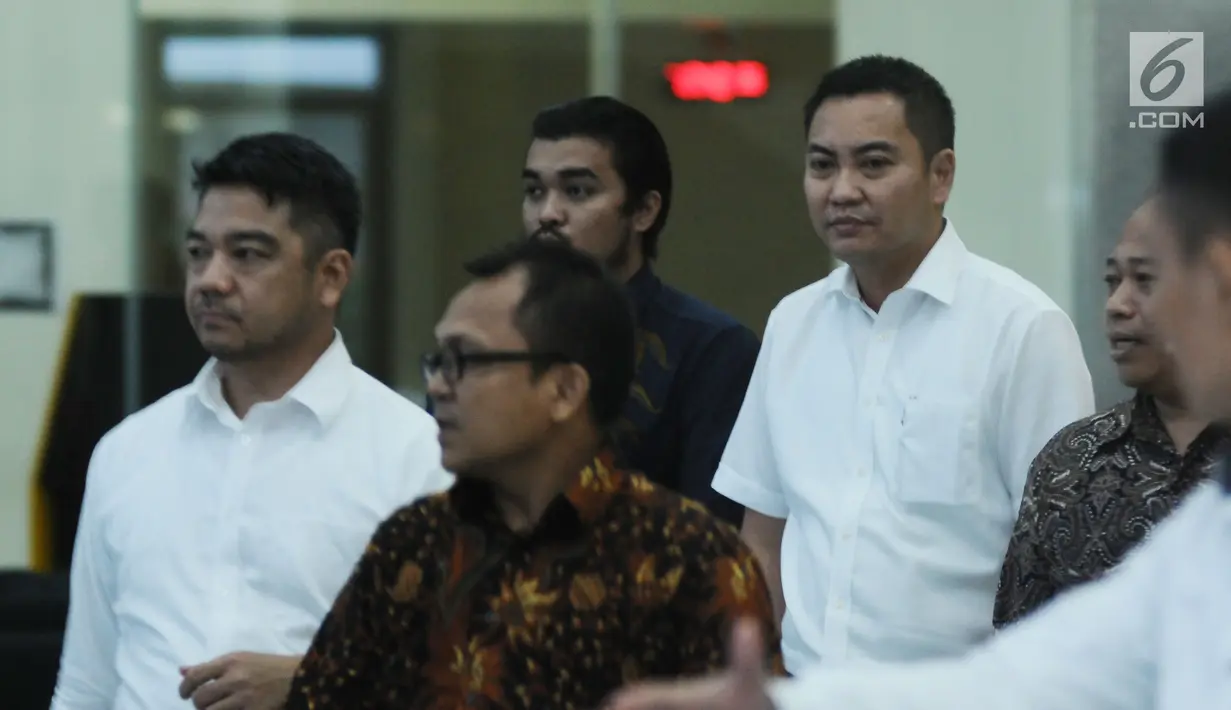 Anggota Komisi I DPR dari Fraksi Golkar, Fayakhun Andriadi (kedua kanan) usai diperiksa di gedung KPK, Jakarta, Selasa (10/10). Fayakhun diperiksa sebagai saksi kasus dugaan suap pengadaan satelit monitoring di Bakamla. (Liputan6.com/Helmi Fithriansyah)