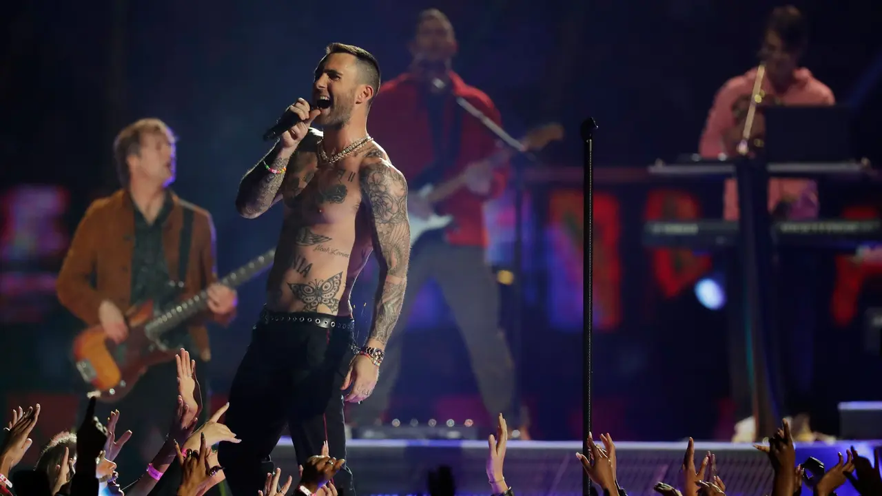 Adam Levine Pamer Tato di Panggung Super Bowl LIII