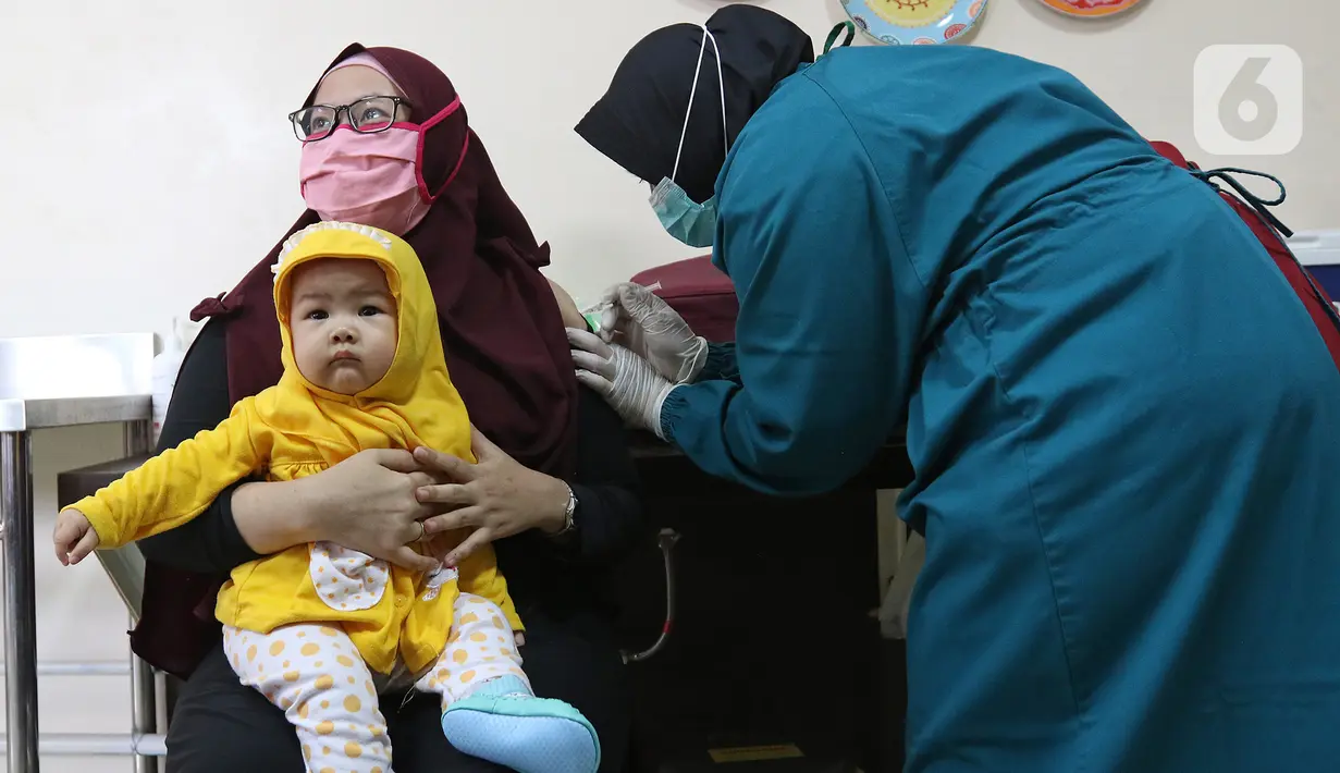Petugas kesehatan menyuntikkan vaksin Covid-19 kepada seorang ibu hamil di RSIA Tambak, Jakarta, Rabu (18/8/2021). Vaksinasi bagi ibu hamil dan menyusui yang dilakukan sekali dalam sepekan menggunakan vaksin jenis Sinovac ini dibatasi jumlahnya hanya 60 peserta. (Liputan6.com/Herman Zakharia)