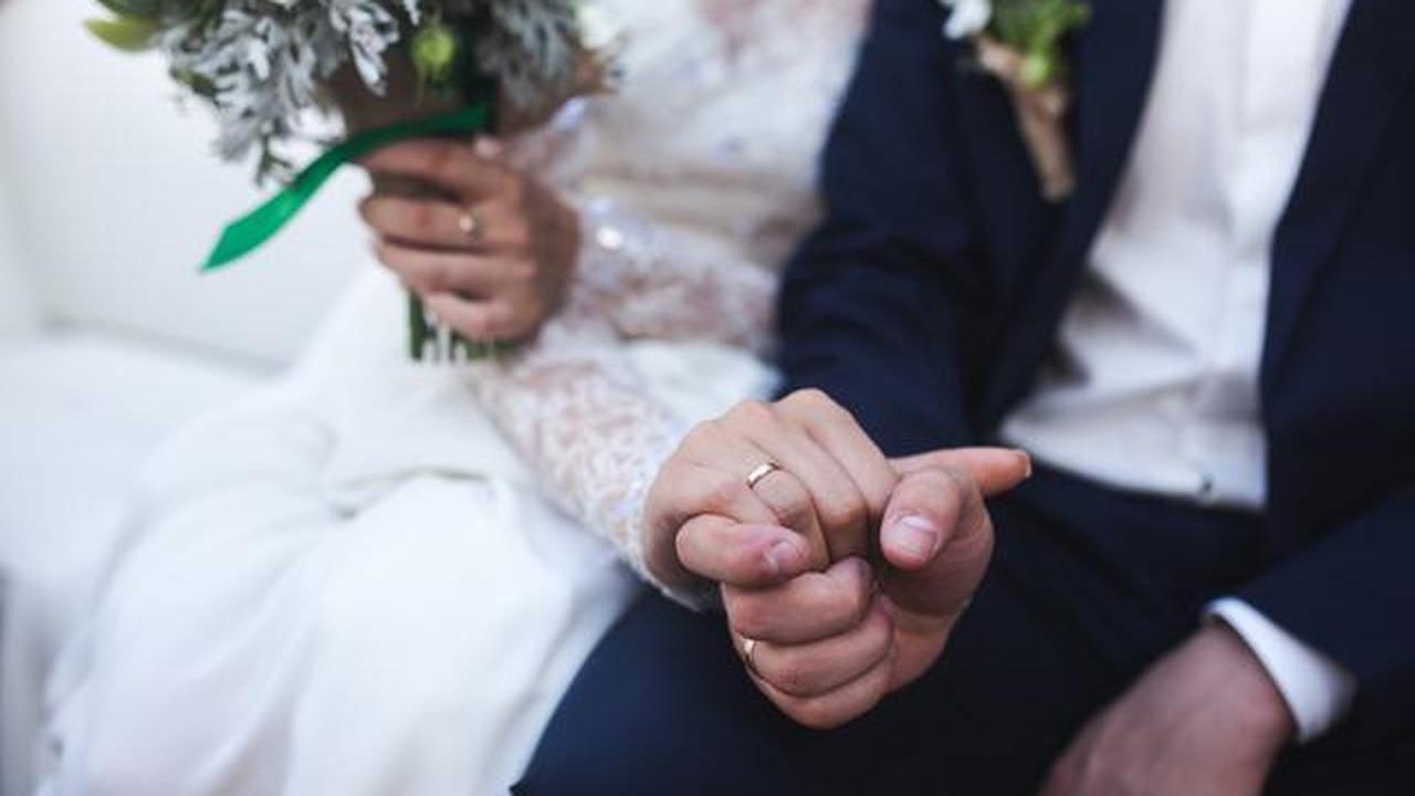 Wanita Ini Ungkap Dugaan Pernikahan Ibu dengan Pamannya Demi Warisan