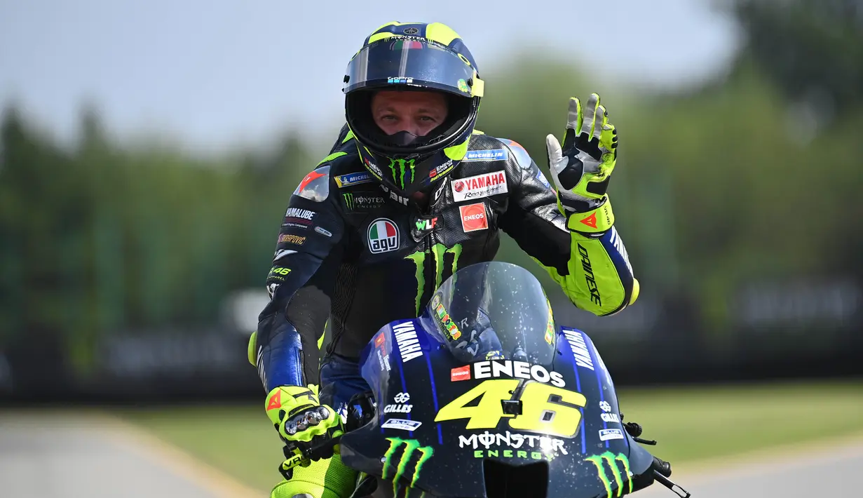 Pembalap Monster Energy Yamaha, Valentino Rossi, melambaikan tangan pada balapan MotoGP Republik Ceska di Sirkuit Brno, Minggu (9/8/2020). Brad Binder menjadi yang tercepat dengan catatan waktu 41 menit 38,764 detik. (AFP/Joe Klamar)