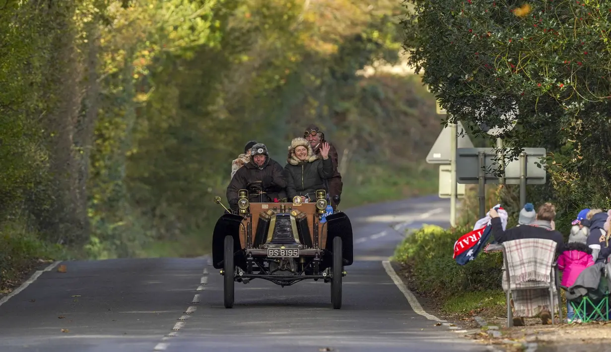 Peserta London to Brighton Veteran Car Run melewati desa Staplefield, London tenggara, Minggu (7/11/2021). Untuk memenuhi syarat, mobil yang berpartisipasi harus dibuat sebelum tahun 1905. (Kirsty O'Connor/PA via AP)